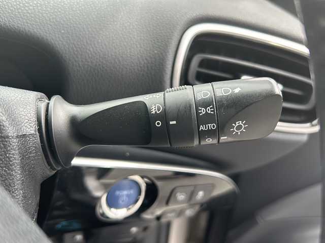 トヨタ プリウス A 沖縄県 2016(平28)年 5.6万km スティールブロンドM 禁煙車　/純正９インチ フルセグＴＶ Bluetooth DVD再生可/バックカメラ/トヨタセーフティセンス　/ビルトインＥＴＣ　/ＬＥＤヘッドライト　/オートライト　/オートハイビーム　/ブラインドスポットモニター　/ヘッドアップディスプレイ　/クリアランスソナー/スマートキー