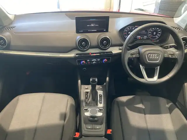 アウディ Ｑ２ 35TFSI アドバンスド 熊本県 2022(令4)年 2.3万km ブリリアントレッド ・スマートキー/・プッシュスタート/・ハイビームアシスト/・パーキングエイド/・距離警告/・ADA/・Audiプレセンス/・Audiサイドアシスト/・Audiアクティブレーンアシスト/・休憩の推奨/・クルーズコントロール(追従式)/・前席シートヒーター /・純正メモリナビ/　【DVD・Bluetooth・USB・SD・AUX】/・フルセグTV/・バックカメラ/・ETC/・バーチャルコクピット/・パワーバックドア/・LEDヘッドランプ/・保証書/取説