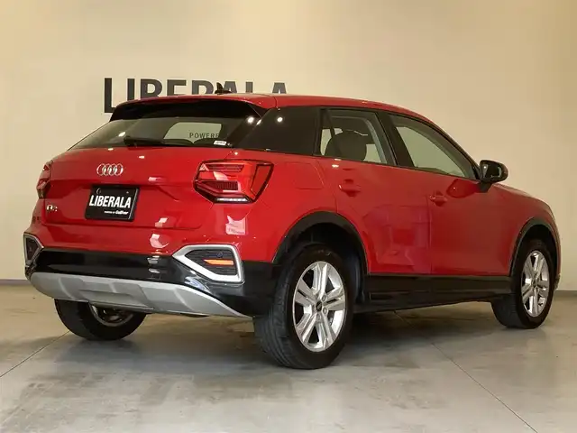 アウディ Ｑ２ 35TFSI アドバンスド 熊本県 2022(令4)年 2.3万km ブリリアントレッド ・スマートキー/・プッシュスタート/・ハイビームアシスト/・パーキングエイド/・距離警告/・ADA/・Audiプレセンス/・Audiサイドアシスト/・Audiアクティブレーンアシスト/・休憩の推奨/・クルーズコントロール(追従式)/・前席シートヒーター /・純正メモリナビ/　【DVD・Bluetooth・USB・SD・AUX】/・フルセグTV/・バックカメラ/・ETC/・バーチャルコクピット/・パワーバックドア/・LEDヘッドランプ/・保証書/取説