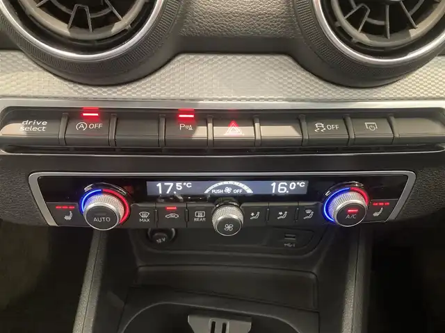 アウディ Ｑ２ 35TFSI アドバンスド 熊本県 2022(令4)年 2.3万km ブリリアントレッド ・スマートキー/・プッシュスタート/・ハイビームアシスト/・パーキングエイド/・距離警告/・ADA/・Audiプレセンス/・Audiサイドアシスト/・Audiアクティブレーンアシスト/・休憩の推奨/・クルーズコントロール(追従式)/・前席シートヒーター /・純正メモリナビ/　【DVD・Bluetooth・USB・SD・AUX】/・フルセグTV/・バックカメラ/・ETC/・バーチャルコクピット/・パワーバックドア/・LEDヘッドランプ/・保証書/取説