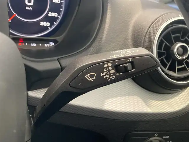 アウディ Ｑ２ 35TFSI アドバンスド 熊本県 2022(令4)年 2.3万km ブリリアントレッド ・スマートキー/・プッシュスタート/・ハイビームアシスト/・パーキングエイド/・距離警告/・ADA/・Audiプレセンス/・Audiサイドアシスト/・Audiアクティブレーンアシスト/・休憩の推奨/・クルーズコントロール(追従式)/・前席シートヒーター /・純正メモリナビ/　【DVD・Bluetooth・USB・SD・AUX】/・フルセグTV/・バックカメラ/・ETC/・バーチャルコクピット/・パワーバックドア/・LEDヘッドランプ/・保証書/取説