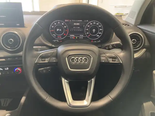 アウディ Ｑ２ 35TFSI アドバンスド 熊本県 2022(令4)年 2.3万km ブリリアントレッド ・スマートキー/・プッシュスタート/・ハイビームアシスト/・パーキングエイド/・距離警告/・ADA/・Audiプレセンス/・Audiサイドアシスト/・Audiアクティブレーンアシスト/・休憩の推奨/・クルーズコントロール(追従式)/・前席シートヒーター /・純正メモリナビ/　【DVD・Bluetooth・USB・SD・AUX】/・フルセグTV/・バックカメラ/・ETC/・バーチャルコクピット/・パワーバックドア/・LEDヘッドランプ/・保証書/取説
