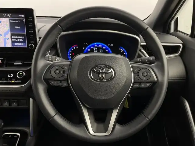トヨタ カローラ クロス Z 新潟県 2021(令3)年 1.2万km プラチナホワイトパールマイカ ワンオーナー/衝突被害軽減ブレーキ/レーンキープアシスト/ブラインドスポットモニター/パノラマルーフ/純正ナビ/　（BT/USB/AM/FM）/全周囲カメラ/レーダークルーズコントロール/LEDオートライト/ハーフレザーシート/パワーシート/シートヒーター/純正18インチアルミホイール/ステアリングスイッチ/USBポート/スマートキー/ビルトインETC