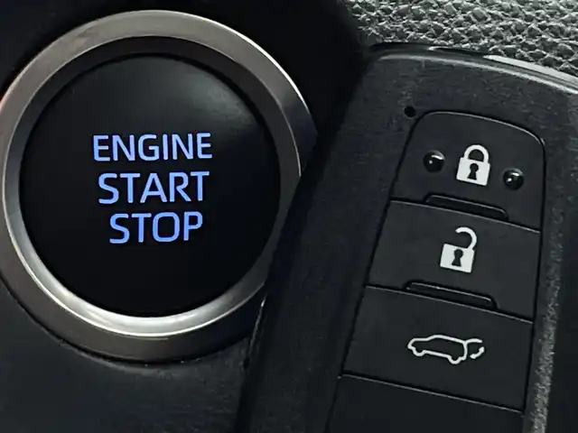 トヨタ カローラ クロス Z 新潟県 2021(令3)年 1.2万km プラチナホワイトパールマイカ ワンオーナー/衝突被害軽減ブレーキ/レーンキープアシスト/ブラインドスポットモニター/パノラマルーフ/純正ナビ/　（BT/USB/AM/FM）/全周囲カメラ/レーダークルーズコントロール/LEDオートライト/ハーフレザーシート/パワーシート/シートヒーター/純正18インチアルミホイール/ステアリングスイッチ/USBポート/スマートキー/ビルトインETC
