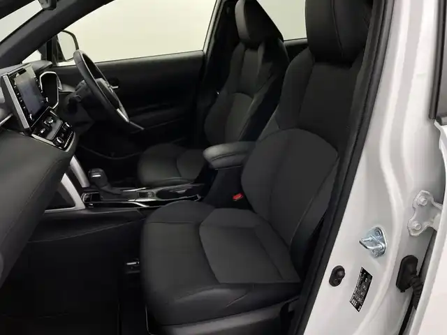 トヨタ カローラ クロス Z 新潟県 2021(令3)年 1.2万km プラチナホワイトパールマイカ ワンオーナー/衝突被害軽減ブレーキ/レーンキープアシスト/ブラインドスポットモニター/パノラマルーフ/純正ナビ/　（BT/USB/AM/FM）/全周囲カメラ/レーダークルーズコントロール/LEDオートライト/ハーフレザーシート/パワーシート/シートヒーター/純正18インチアルミホイール/ステアリングスイッチ/USBポート/スマートキー/ビルトインETC