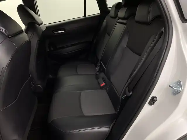 トヨタ カローラ クロス Z 新潟県 2021(令3)年 1.2万km プラチナホワイトパールマイカ ワンオーナー/衝突被害軽減ブレーキ/レーンキープアシスト/ブラインドスポットモニター/パノラマルーフ/純正ナビ/　（BT/USB/AM/FM）/全周囲カメラ/レーダークルーズコントロール/LEDオートライト/ハーフレザーシート/パワーシート/シートヒーター/純正18インチアルミホイール/ステアリングスイッチ/USBポート/スマートキー/ビルトインETC