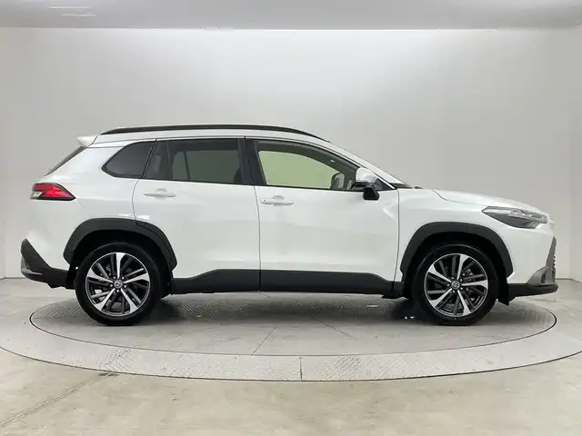 トヨタ カローラ クロス Z 新潟県 2021(令3)年 1.2万km プラチナホワイトパールマイカ ワンオーナー/衝突被害軽減ブレーキ/レーンキープアシスト/ブラインドスポットモニター/パノラマルーフ/純正ナビ/　（BT/USB/AM/FM）/全周囲カメラ/レーダークルーズコントロール/LEDオートライト/ハーフレザーシート/パワーシート/シートヒーター/純正18インチアルミホイール/ステアリングスイッチ/USBポート/スマートキー/ビルトインETC