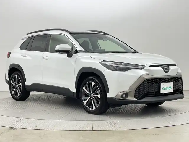 トヨタ カローラ クロス Z 新潟県 2021(令3)年 1.2万km プラチナホワイトパールマイカ ワンオーナー/衝突被害軽減ブレーキ/レーンキープアシスト/ブラインドスポットモニター/パノラマルーフ/純正ナビ/　（BT/USB/AM/FM）/全周囲カメラ/レーダークルーズコントロール/LEDオートライト/ハーフレザーシート/パワーシート/シートヒーター/純正18インチアルミホイール/ステアリングスイッチ/USBポート/スマートキー/ビルトインETC