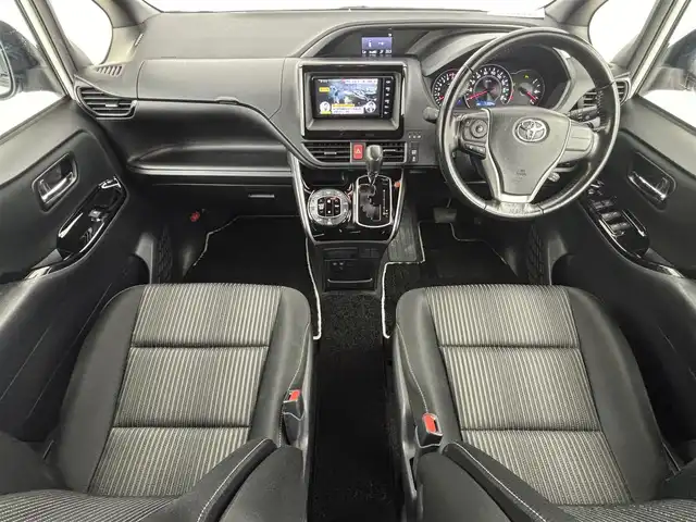 トヨタ ヴォクシー ZS 煌Ⅱ 大阪府 2020(令2)年 7.1万km ホワイトパールクリスタルシャイン トヨタセーフティーセンス/・プリクラッシュセーフティー/・レーンディパーチャーアラート/・オートマチックハイビーム/・パーキングサポートブレーキ/・先行車発進お知らせ機能/・インテリジェントクリアランスソナー/クルーズコントロール/純正7インチナビ/バックカメラ/両側パワースライドドア/LEDヘッドライト/LEDフロントフォグランプ/本革巻きステアリング/純正16インチアルミホイール/純正サイドバイザー/純正ビルトインETC/スマートキー