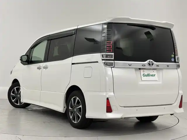 トヨタ ヴォクシー ZS 煌Ⅱ 大阪府 2020(令2)年 7.1万km ホワイトパールクリスタルシャイン トヨタセーフティーセンス/・プリクラッシュセーフティー/・レーンディパーチャーアラート/・オートマチックハイビーム/・パーキングサポートブレーキ/・先行車発進お知らせ機能/・インテリジェントクリアランスソナー/クルーズコントロール/純正7インチナビ/バックカメラ/両側パワースライドドア/LEDヘッドライト/LEDフロントフォグランプ/本革巻きステアリング/純正16インチアルミホイール/純正サイドバイザー/純正ビルトインETC/スマートキー