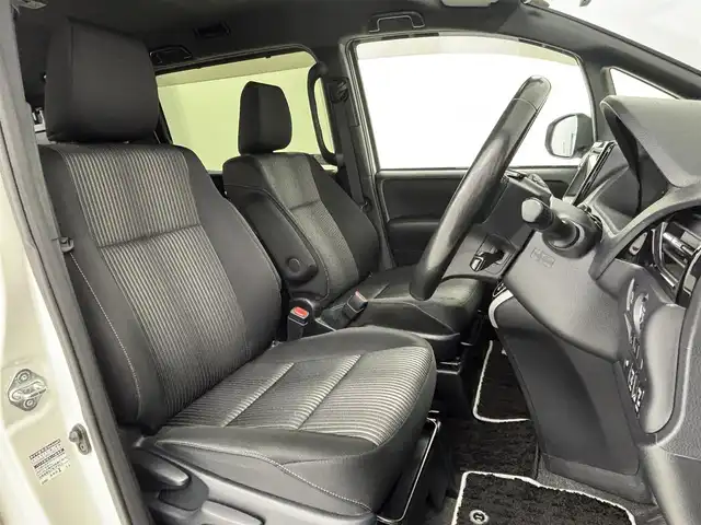トヨタ ヴォクシー ZS 煌Ⅱ 大阪府 2020(令2)年 7.1万km ホワイトパールクリスタルシャイン トヨタセーフティーセンス/・プリクラッシュセーフティー/・レーンディパーチャーアラート/・オートマチックハイビーム/・パーキングサポートブレーキ/・先行車発進お知らせ機能/・インテリジェントクリアランスソナー/クルーズコントロール/純正7インチナビ/バックカメラ/両側パワースライドドア/LEDヘッドライト/LEDフロントフォグランプ/本革巻きステアリング/純正16インチアルミホイール/純正サイドバイザー/純正ビルトインETC/スマートキー