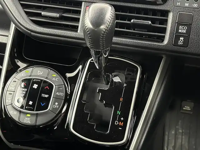 トヨタ ヴォクシー ZS 煌Ⅱ 大阪府 2020(令2)年 7.1万km ホワイトパールクリスタルシャイン トヨタセーフティーセンス/・プリクラッシュセーフティー/・レーンディパーチャーアラート/・オートマチックハイビーム/・パーキングサポートブレーキ/・先行車発進お知らせ機能/・インテリジェントクリアランスソナー/クルーズコントロール/純正7インチナビ/バックカメラ/両側パワースライドドア/LEDヘッドライト/LEDフロントフォグランプ/本革巻きステアリング/純正16インチアルミホイール/純正サイドバイザー/純正ビルトインETC/スマートキー