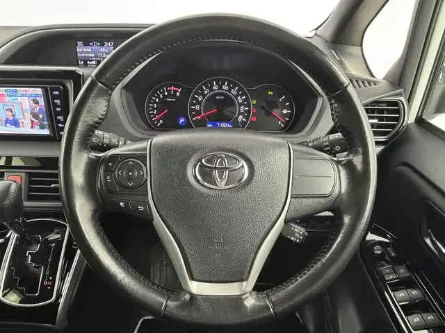 トヨタ ヴォクシー ZS 煌Ⅱ 大阪府 2020(令2)年 7.1万km ホワイトパールクリスタルシャイン トヨタセーフティーセンス/・プリクラッシュセーフティー/・レーンディパーチャーアラート/・オートマチックハイビーム/・パーキングサポートブレーキ/・先行車発進お知らせ機能/・インテリジェントクリアランスソナー/クルーズコントロール/純正7インチナビ/バックカメラ/両側パワースライドドア/LEDヘッドライト/LEDフロントフォグランプ/本革巻きステアリング/純正16インチアルミホイール/純正サイドバイザー/純正ビルトインETC/スマートキー