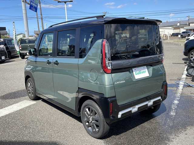 三菱 デリカミニ T プレミアム 新潟県 2024(令6)年 3.2万km 緑／白 マイパイロット搭載/eアシスト/禁煙車/4ＷＤ/ツートンカラー/両側パワースライドドア/レーンキープ/バックカメラ/アラウンドビューモニター/電動パーキングブレーキ/ハンドルヒーター/シートヒーター/ダウンヒルアシストコントロール/アイドリングストップ/オートマチックハイビーム/衝突軽減システム/純正フロアマット/ＬＥＤヘッドライト/プッシュスタート