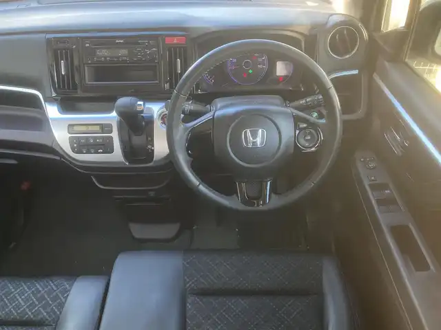 ホンダ Ｎ ＷＧＮ カスタム G Aパッケージ 埼玉県 2014(平26)年 11.7万km プレミアムホワイトパール (株)IDOMが運営する【じしゃロン鳩ヶ谷店】の自社ローン専用車両になりますこちらは現金またはオートローンご利用時の価格です。自社ローンご希望の方は別途その旨お申付け下さい/登録時116746km/CDチューナー(品番:CX-154C)/・AM/FM・CD・AUX/あんしんパッケージ/・CTBA(シティブレーキアクティブシステム)/・カーテンエアバッグ/プッシュスタート/クルーズコントロール追従機能無/スマートキー/純正フロアマット/ダブル/サイドエアバッグ/純正14インチAW/プラズマクラスターエアコン/横滑り防止装置/革巻きステアリング/ステアリングスイッチ/ドアバイザー/電動格納機能付きウインカーミラー