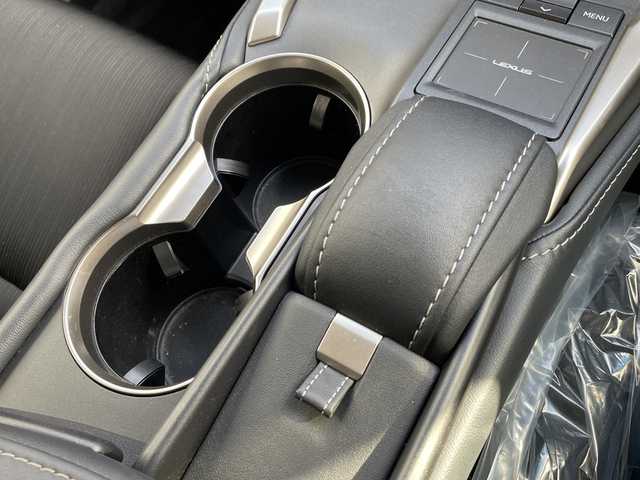 レクサス ＮＸ 200t 石川県 2015(平27)年 5.5万km ソニッククォーツ 純正ナビ　フルセグＴＶ　全方位カメラ　クルーズコントロール　パワーバックドア　レーダーブレーキ　純正アルミホイール　スマートキー　ＢＳＭ　電動ミラー　パワーシート　ＬＥＤヘッドライト