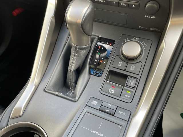 レクサス ＮＸ 200t 石川県 2015(平27)年 5.5万km ソニッククォーツ 純正ナビ　フルセグＴＶ　全方位カメラ　クルーズコントロール　パワーバックドア　レーダーブレーキ　純正アルミホイール　スマートキー　ＢＳＭ　電動ミラー　パワーシート　ＬＥＤヘッドライト