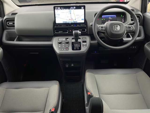 ホンダ フリード クロスター 兵庫県 2024(令6)年 0.5万km トワイライトミストブラックパール ・純正ナビ（フルセグ・BT・CD・DVD・スマートフォン連携）/・バックカメラ/・テレビキャンセラ-/・ホンダセンシング/・衝突被害軽減ブレーキ/・路外逸脱抑制システム/・先行車発進お知らせ/・レーダークルーズコントロール/・レーンキープアシスト/・ブラインドスポットモニター/・標識認識機能/・リアパーキングセンサー/・三列シート/・ウォークスルー/・シートヒーター/・革巻きステアリング/・ステアリングリモコン/・両側パワースライドドア/・電動パーキングブレーキ/・オートブレーキホールド/・ルーフレール/・純正15インチアルミホイール/・ABS/・横滑り防止機能/・前後コーナーセンサー/・盗難防止装置/・オートライト/・LEDヘッドライト/・W＋サイドエアバック/・カーテンエアバック/・スマートキー/・オートエアコン/・取扱説明書