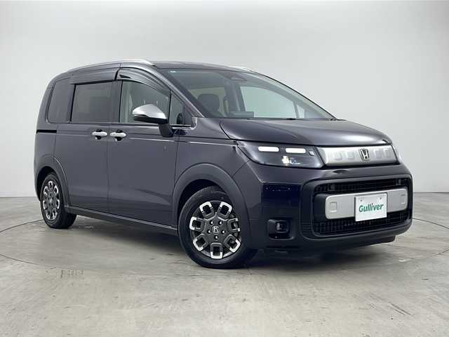 ホンダ フリード クロスター 兵庫県 2024(令6)年 0.5万km トワイライトミストブラックパール ・純正ナビ（フルセグ・BT・CD・DVD・スマートフォン連携）/・バックカメラ/・テレビキャンセラ-/・ホンダセンシング/・衝突被害軽減ブレーキ/・路外逸脱抑制システム/・先行車発進お知らせ/・レーダークルーズコントロール/・レーンキープアシスト/・ブラインドスポットモニター/・標識認識機能/・リアパーキングセンサー/・三列シート/・ウォークスルー/・シートヒーター/・革巻きステアリング/・ステアリングリモコン/・両側パワースライドドア/・電動パーキングブレーキ/・オートブレーキホールド/・ルーフレール/・純正15インチアルミホイール/・ABS/・横滑り防止機能/・前後コーナーセンサー/・盗難防止装置/・オートライト/・LEDヘッドライト/・W＋サイドエアバック/・カーテンエアバック/・スマートキー/・オートエアコン/・取扱説明書