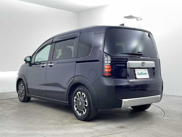 ホンダ フリード クロスター 兵庫県 2024(令6)年 0.5万km トワイライトミストブラックパール ・純正ナビ（フルセグ・BT・CD・DVD・スマートフォン連携）/・バックカメラ/・テレビキャンセラ-/・ホンダセンシング/・衝突被害軽減ブレーキ/・路外逸脱抑制システム/・先行車発進お知らせ/・レーダークルーズコントロール/・レーンキープアシスト/・ブラインドスポットモニター/・標識認識機能/・リアパーキングセンサー/・三列シート/・ウォークスルー/・シートヒーター/・革巻きステアリング/・ステアリングリモコン/・両側パワースライドドア/・電動パーキングブレーキ/・オートブレーキホールド/・ルーフレール/・純正15インチアルミホイール/・ABS/・横滑り防止機能/・前後コーナーセンサー/・盗難防止装置/・オートライト/・LEDヘッドライト/・W＋サイドエアバック/・カーテンエアバック/・スマートキー/・オートエアコン/・取扱説明書