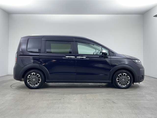 ホンダ フリード クロスター 兵庫県 2024(令6)年 0.5万km トワイライトミストブラックパール ・純正ナビ（フルセグ・BT・CD・DVD・スマートフォン連携）/・バックカメラ/・テレビキャンセラ-/・ホンダセンシング/・衝突被害軽減ブレーキ/・路外逸脱抑制システム/・先行車発進お知らせ/・レーダークルーズコントロール/・レーンキープアシスト/・ブラインドスポットモニター/・標識認識機能/・リアパーキングセンサー/・三列シート/・ウォークスルー/・シートヒーター/・革巻きステアリング/・ステアリングリモコン/・両側パワースライドドア/・電動パーキングブレーキ/・オートブレーキホールド/・ルーフレール/・純正15インチアルミホイール/・ABS/・横滑り防止機能/・前後コーナーセンサー/・盗難防止装置/・オートライト/・LEDヘッドライト/・W＋サイドエアバック/・カーテンエアバック/・スマートキー/・オートエアコン/・取扱説明書