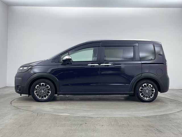 ホンダ フリード クロスター 兵庫県 2024(令6)年 0.5万km トワイライトミストブラックパール ・純正ナビ（フルセグ・BT・CD・DVD・スマートフォン連携）/・バックカメラ/・テレビキャンセラ-/・ホンダセンシング/・衝突被害軽減ブレーキ/・路外逸脱抑制システム/・先行車発進お知らせ/・レーダークルーズコントロール/・レーンキープアシスト/・ブラインドスポットモニター/・標識認識機能/・リアパーキングセンサー/・三列シート/・ウォークスルー/・シートヒーター/・革巻きステアリング/・ステアリングリモコン/・両側パワースライドドア/・電動パーキングブレーキ/・オートブレーキホールド/・ルーフレール/・純正15インチアルミホイール/・ABS/・横滑り防止機能/・前後コーナーセンサー/・盗難防止装置/・オートライト/・LEDヘッドライト/・W＋サイドエアバック/・カーテンエアバック/・スマートキー/・オートエアコン/・取扱説明書