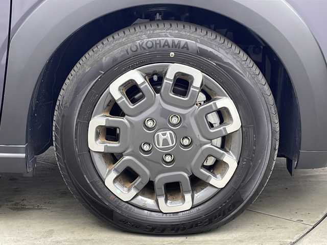 ホンダ フリード クロスター 兵庫県 2024(令6)年 0.5万km トワイライトミストブラックパール ・純正ナビ（フルセグ・BT・CD・DVD・スマートフォン連携）/・バックカメラ/・テレビキャンセラ-/・ホンダセンシング/・衝突被害軽減ブレーキ/・路外逸脱抑制システム/・先行車発進お知らせ/・レーダークルーズコントロール/・レーンキープアシスト/・ブラインドスポットモニター/・標識認識機能/・リアパーキングセンサー/・三列シート/・ウォークスルー/・シートヒーター/・革巻きステアリング/・ステアリングリモコン/・両側パワースライドドア/・電動パーキングブレーキ/・オートブレーキホールド/・ルーフレール/・純正15インチアルミホイール/・ABS/・横滑り防止機能/・前後コーナーセンサー/・盗難防止装置/・オートライト/・LEDヘッドライト/・W＋サイドエアバック/・カーテンエアバック/・スマートキー/・オートエアコン/・取扱説明書