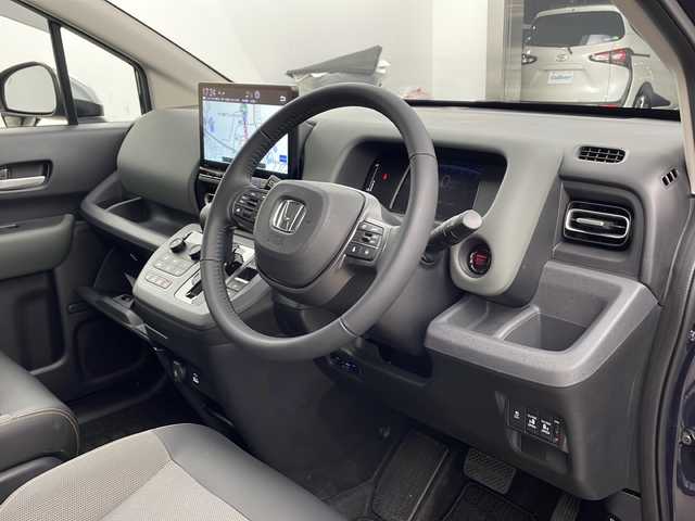 ホンダ フリード クロスター 兵庫県 2024(令6)年 0.5万km トワイライトミストブラックパール ・純正ナビ（フルセグ・BT・CD・DVD・スマートフォン連携）/・バックカメラ/・テレビキャンセラ-/・ホンダセンシング/・衝突被害軽減ブレーキ/・路外逸脱抑制システム/・先行車発進お知らせ/・レーダークルーズコントロール/・レーンキープアシスト/・ブラインドスポットモニター/・標識認識機能/・リアパーキングセンサー/・三列シート/・ウォークスルー/・シートヒーター/・革巻きステアリング/・ステアリングリモコン/・両側パワースライドドア/・電動パーキングブレーキ/・オートブレーキホールド/・ルーフレール/・純正15インチアルミホイール/・ABS/・横滑り防止機能/・前後コーナーセンサー/・盗難防止装置/・オートライト/・LEDヘッドライト/・W＋サイドエアバック/・カーテンエアバック/・スマートキー/・オートエアコン/・取扱説明書