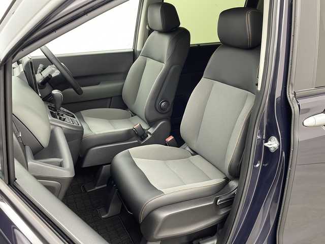 ホンダ フリード クロスター 兵庫県 2024(令6)年 0.5万km トワイライトミストブラックパール ・純正ナビ（フルセグ・BT・CD・DVD・スマートフォン連携）/・バックカメラ/・テレビキャンセラ-/・ホンダセンシング/・衝突被害軽減ブレーキ/・路外逸脱抑制システム/・先行車発進お知らせ/・レーダークルーズコントロール/・レーンキープアシスト/・ブラインドスポットモニター/・標識認識機能/・リアパーキングセンサー/・三列シート/・ウォークスルー/・シートヒーター/・革巻きステアリング/・ステアリングリモコン/・両側パワースライドドア/・電動パーキングブレーキ/・オートブレーキホールド/・ルーフレール/・純正15インチアルミホイール/・ABS/・横滑り防止機能/・前後コーナーセンサー/・盗難防止装置/・オートライト/・LEDヘッドライト/・W＋サイドエアバック/・カーテンエアバック/・スマートキー/・オートエアコン/・取扱説明書