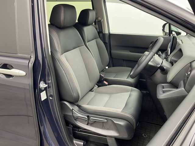 ホンダ フリード クロスター 兵庫県 2024(令6)年 0.5万km トワイライトミストブラックパール ・純正ナビ（フルセグ・BT・CD・DVD・スマートフォン連携）/・バックカメラ/・テレビキャンセラ-/・ホンダセンシング/・衝突被害軽減ブレーキ/・路外逸脱抑制システム/・先行車発進お知らせ/・レーダークルーズコントロール/・レーンキープアシスト/・ブラインドスポットモニター/・標識認識機能/・リアパーキングセンサー/・三列シート/・ウォークスルー/・シートヒーター/・革巻きステアリング/・ステアリングリモコン/・両側パワースライドドア/・電動パーキングブレーキ/・オートブレーキホールド/・ルーフレール/・純正15インチアルミホイール/・ABS/・横滑り防止機能/・前後コーナーセンサー/・盗難防止装置/・オートライト/・LEDヘッドライト/・W＋サイドエアバック/・カーテンエアバック/・スマートキー/・オートエアコン/・取扱説明書