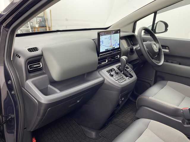 ホンダ フリード クロスター 兵庫県 2024(令6)年 0.5万km トワイライトミストブラックパール ・純正ナビ（フルセグ・BT・CD・DVD・スマートフォン連携）/・バックカメラ/・テレビキャンセラ-/・ホンダセンシング/・衝突被害軽減ブレーキ/・路外逸脱抑制システム/・先行車発進お知らせ/・レーダークルーズコントロール/・レーンキープアシスト/・ブラインドスポットモニター/・標識認識機能/・リアパーキングセンサー/・三列シート/・ウォークスルー/・シートヒーター/・革巻きステアリング/・ステアリングリモコン/・両側パワースライドドア/・電動パーキングブレーキ/・オートブレーキホールド/・ルーフレール/・純正15インチアルミホイール/・ABS/・横滑り防止機能/・前後コーナーセンサー/・盗難防止装置/・オートライト/・LEDヘッドライト/・W＋サイドエアバック/・カーテンエアバック/・スマートキー/・オートエアコン/・取扱説明書