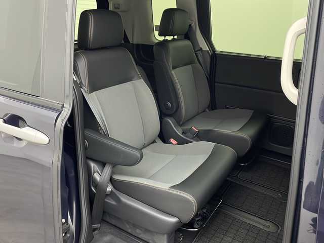 ホンダ フリード クロスター 兵庫県 2024(令6)年 0.5万km トワイライトミストブラックパール ・純正ナビ（フルセグ・BT・CD・DVD・スマートフォン連携）/・バックカメラ/・テレビキャンセラ-/・ホンダセンシング/・衝突被害軽減ブレーキ/・路外逸脱抑制システム/・先行車発進お知らせ/・レーダークルーズコントロール/・レーンキープアシスト/・ブラインドスポットモニター/・標識認識機能/・リアパーキングセンサー/・三列シート/・ウォークスルー/・シートヒーター/・革巻きステアリング/・ステアリングリモコン/・両側パワースライドドア/・電動パーキングブレーキ/・オートブレーキホールド/・ルーフレール/・純正15インチアルミホイール/・ABS/・横滑り防止機能/・前後コーナーセンサー/・盗難防止装置/・オートライト/・LEDヘッドライト/・W＋サイドエアバック/・カーテンエアバック/・スマートキー/・オートエアコン/・取扱説明書