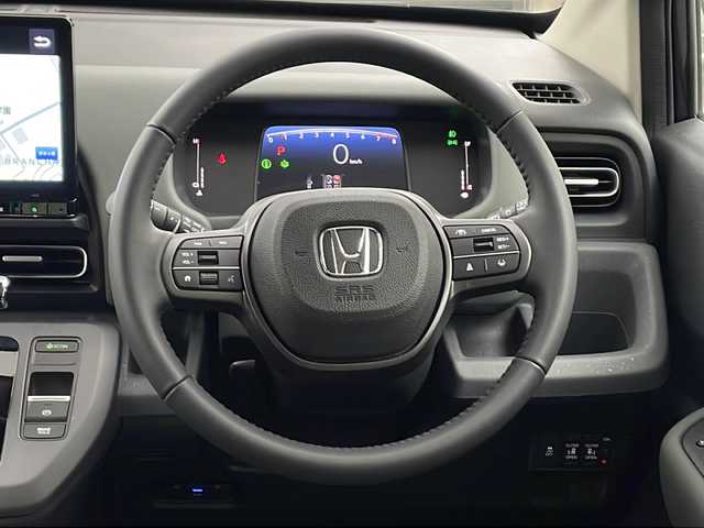 ホンダ フリード クロスター 兵庫県 2024(令6)年 0.5万km トワイライトミストブラックパール ・純正ナビ（フルセグ・BT・CD・DVD・スマートフォン連携）/・バックカメラ/・テレビキャンセラ-/・ホンダセンシング/・衝突被害軽減ブレーキ/・路外逸脱抑制システム/・先行車発進お知らせ/・レーダークルーズコントロール/・レーンキープアシスト/・ブラインドスポットモニター/・標識認識機能/・リアパーキングセンサー/・三列シート/・ウォークスルー/・シートヒーター/・革巻きステアリング/・ステアリングリモコン/・両側パワースライドドア/・電動パーキングブレーキ/・オートブレーキホールド/・ルーフレール/・純正15インチアルミホイール/・ABS/・横滑り防止機能/・前後コーナーセンサー/・盗難防止装置/・オートライト/・LEDヘッドライト/・W＋サイドエアバック/・カーテンエアバック/・スマートキー/・オートエアコン/・取扱説明書