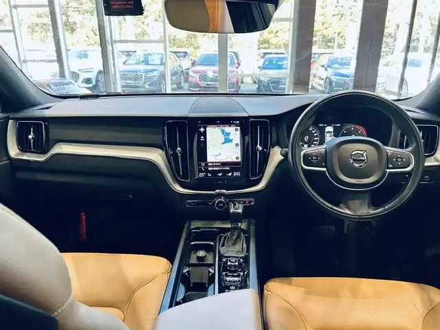 ボルボ ＸＣ６０ D4 AWD モーメンタム 大阪府 2020(令2)年 5.5万km グレー 純正ナビ/TV/360度カメラ/applecarplay/ACC/BLIS/純正18インチAW/LEDヘッドライト/電動リアゲート/クリアランスソナー/自動駐車/ベージュ革/パワーシート/Dシートメモリ/シートヒーター/ステアリングヒーター/スマートキー