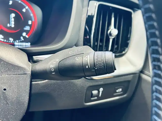 ボルボ ＸＣ６０ D4 AWD モーメンタム 大阪府 2020(令2)年 5.5万km グレー 純正ナビ/TV/360度カメラ/applecarplay/ACC/BLIS/純正18インチAW/LEDヘッドライト/電動リアゲート/クリアランスソナー/自動駐車/ベージュ革/パワーシート/Dシートメモリ/シートヒーター/ステアリングヒーター/スマートキー