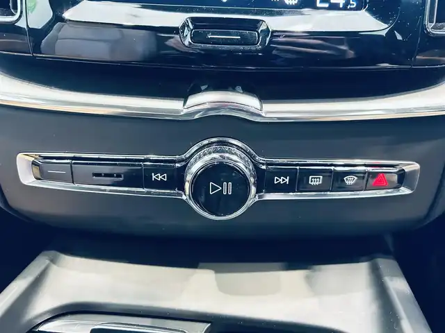 ボルボ ＸＣ６０ D4 AWD モーメンタム 大阪府 2020(令2)年 5.5万km グレー 純正ナビ/TV/360度カメラ/applecarplay/ACC/BLIS/純正18インチAW/LEDヘッドライト/電動リアゲート/クリアランスソナー/自動駐車/ベージュ革/パワーシート/Dシートメモリ/シートヒーター/ステアリングヒーター/スマートキー