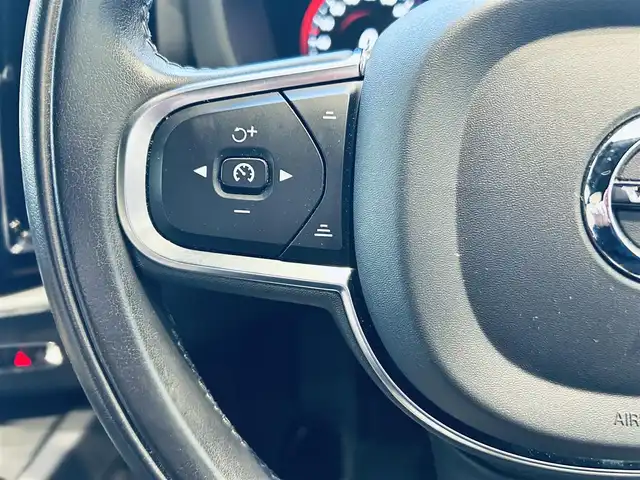 ボルボ ＸＣ６０ D4 AWD モーメンタム 大阪府 2020(令2)年 5.5万km グレー 純正ナビ/TV/360度カメラ/applecarplay/ACC/BLIS/純正18インチAW/LEDヘッドライト/電動リアゲート/クリアランスソナー/自動駐車/ベージュ革/パワーシート/Dシートメモリ/シートヒーター/ステアリングヒーター/スマートキー