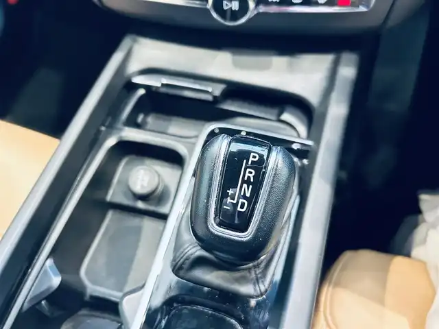 ボルボ ＸＣ６０ D4 AWD モーメンタム 大阪府 2020(令2)年 5.5万km グレー 純正ナビ/TV/360度カメラ/applecarplay/ACC/BLIS/純正18インチAW/LEDヘッドライト/電動リアゲート/クリアランスソナー/自動駐車/ベージュ革/パワーシート/Dシートメモリ/シートヒーター/ステアリングヒーター/スマートキー