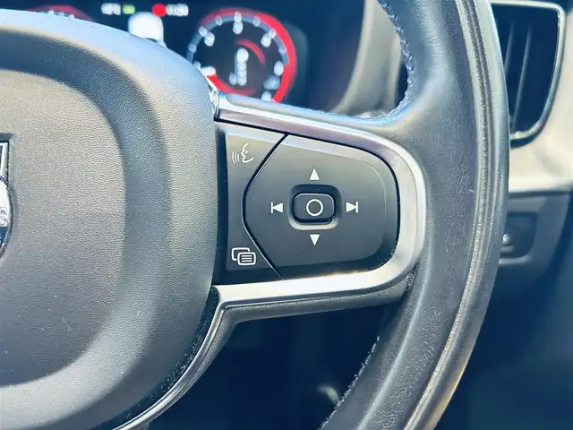 ボルボ ＸＣ６０ D4 AWD モーメンタム 大阪府 2020(令2)年 5.5万km グレー 純正ナビ/TV/360度カメラ/applecarplay/ACC/BLIS/純正18インチAW/LEDヘッドライト/電動リアゲート/クリアランスソナー/自動駐車/ベージュ革/パワーシート/Dシートメモリ/シートヒーター/ステアリングヒーター/スマートキー