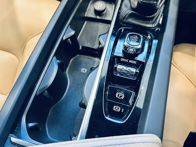 ボルボ ＸＣ６０ D4 AWD モーメンタム 大阪府 2020(令2)年 5.5万km グレー 純正ナビ/TV/360度カメラ/applecarplay/ACC/BLIS/純正18インチAW/LEDヘッドライト/電動リアゲート/クリアランスソナー/自動駐車/ベージュ革/パワーシート/Dシートメモリ/シートヒーター/ステアリングヒーター/スマートキー