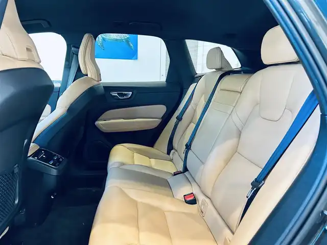 ボルボ ＸＣ６０ D4 AWD モーメンタム 大阪府 2020(令2)年 5.5万km グレー 純正ナビ/TV/360度カメラ/applecarplay/ACC/BLIS/純正18インチAW/LEDヘッドライト/電動リアゲート/クリアランスソナー/自動駐車/ベージュ革/パワーシート/Dシートメモリ/シートヒーター/ステアリングヒーター/スマートキー