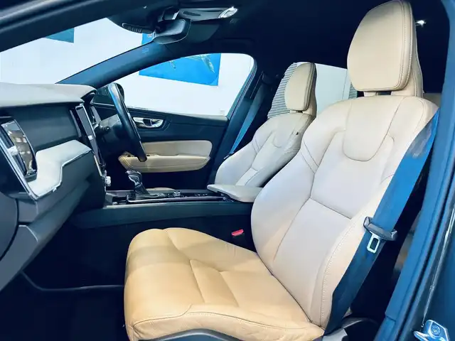 ボルボ ＸＣ６０ D4 AWD モーメンタム 大阪府 2020(令2)年 5.5万km グレー 純正ナビ/TV/360度カメラ/applecarplay/ACC/BLIS/純正18インチAW/LEDヘッドライト/電動リアゲート/クリアランスソナー/自動駐車/ベージュ革/パワーシート/Dシートメモリ/シートヒーター/ステアリングヒーター/スマートキー