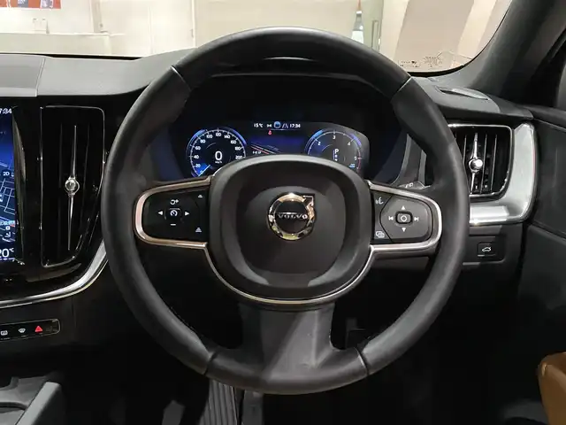 ボルボ ＸＣ６０ D4 AWD モーメンタム 道央・札幌 2018(平30)年 1.9万km オニキスブラックP インテリセーフ/　・ACC/　・LKA/　・CTA/　・BLIS/　・LCMA/　・パイロットアシスト/　・360°カメラ/　・パークアシストパイロット/純正ナビ/フルセグTV/本革シート/シートヒーター/電動フロントシート/LEDヘッドライト/パワーテールゲート/純正ドラレコ