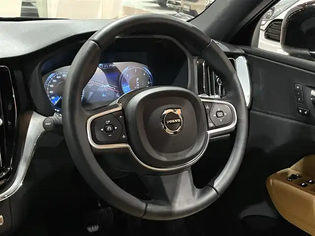 ボルボ ＸＣ６０ D4 AWD モーメンタム 道央・札幌 2018(平30)年 1.9万km オニキスブラックP インテリセーフ/　・ACC/　・LKA/　・CTA/　・BLIS/　・LCMA/　・パイロットアシスト/　・360°カメラ/　・パークアシストパイロット/純正ナビ/フルセグTV/本革シート/シートヒーター/電動フロントシート/LEDヘッドライト/パワーテールゲート/純正ドラレコ