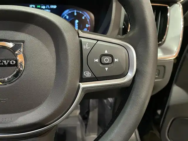 ボルボ ＸＣ６０ D4 AWD モーメンタム 道央・札幌 2018(平30)年 1.9万km オニキスブラックP インテリセーフ/　・ACC/　・LKA/　・CTA/　・BLIS/　・LCMA/　・パイロットアシスト/　・360°カメラ/　・パークアシストパイロット/純正ナビ/フルセグTV/本革シート/シートヒーター/電動フロントシート/LEDヘッドライト/パワーテールゲート/純正ドラレコ