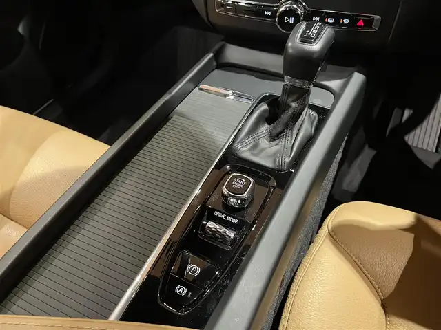 ボルボ ＸＣ６０ D4 AWD モーメンタム 道央・札幌 2018(平30)年 1.9万km オニキスブラックP インテリセーフ/　・ACC/　・LKA/　・CTA/　・BLIS/　・LCMA/　・パイロットアシスト/　・360°カメラ/　・パークアシストパイロット/純正ナビ/フルセグTV/本革シート/シートヒーター/電動フロントシート/LEDヘッドライト/パワーテールゲート/純正ドラレコ