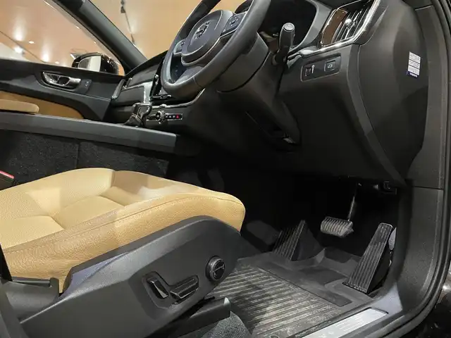 ボルボ ＸＣ６０ D4 AWD モーメンタム 道央・札幌 2018(平30)年 1.9万km オニキスブラックP インテリセーフ/　・ACC/　・LKA/　・CTA/　・BLIS/　・LCMA/　・パイロットアシスト/　・360°カメラ/　・パークアシストパイロット/純正ナビ/フルセグTV/本革シート/シートヒーター/電動フロントシート/LEDヘッドライト/パワーテールゲート/純正ドラレコ