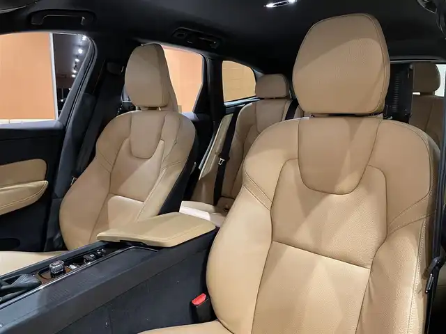 ボルボ ＸＣ６０ D4 AWD モーメンタム 道央・札幌 2018(平30)年 1.9万km オニキスブラックP インテリセーフ/　・ACC/　・LKA/　・CTA/　・BLIS/　・LCMA/　・パイロットアシスト/　・360°カメラ/　・パークアシストパイロット/純正ナビ/フルセグTV/本革シート/シートヒーター/電動フロントシート/LEDヘッドライト/パワーテールゲート/純正ドラレコ