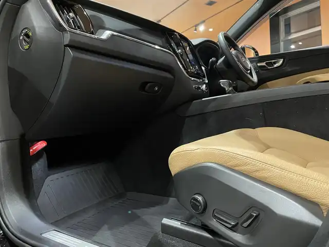 ボルボ ＸＣ６０ D4 AWD モーメンタム 道央・札幌 2018(平30)年 1.9万km オニキスブラックP インテリセーフ/　・ACC/　・LKA/　・CTA/　・BLIS/　・LCMA/　・パイロットアシスト/　・360°カメラ/　・パークアシストパイロット/純正ナビ/フルセグTV/本革シート/シートヒーター/電動フロントシート/LEDヘッドライト/パワーテールゲート/純正ドラレコ