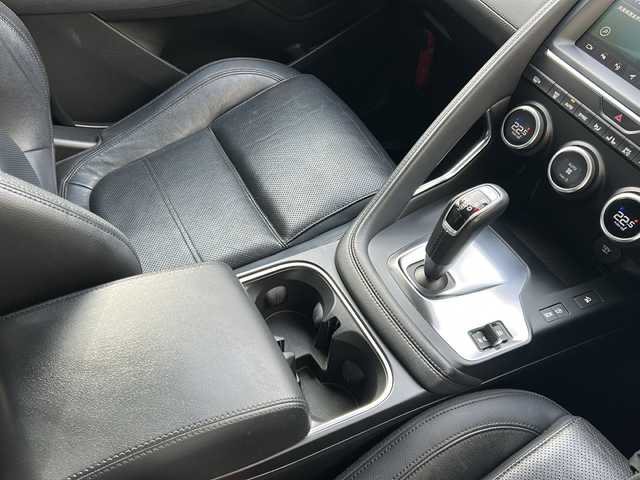 ジャガー Ｅペース S 180PS 兵庫県 2018(平30)年 8.5万km グレイシャーホワイト 純正メーカーナビ/　Bluetooth・USB・SD/フルセグTV（走行中視聴可能）/４WD/アラウンドビューモニター/ETC2.0/MICRO　SIM/ドライブレコーダー　DRV-MR740/アイドリングストップ/パーキングアシスト/オールサーフェイス・プログレス・コントロール/クルーズコントロール/オートライト/オートマチックハイビーム/シートヒータ　D+N席/パワーシート　D+N席/コーナーセンサー前後/レーンキープアシスト/横滑り防止装置/衝突被害軽減システム/盗難防止装置/スペアキー×１/保証書/取扱説明書